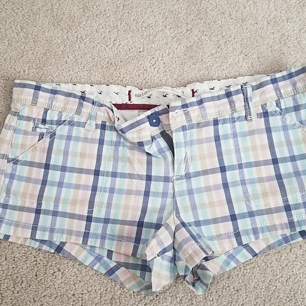 Size three plaid Hollister shorts